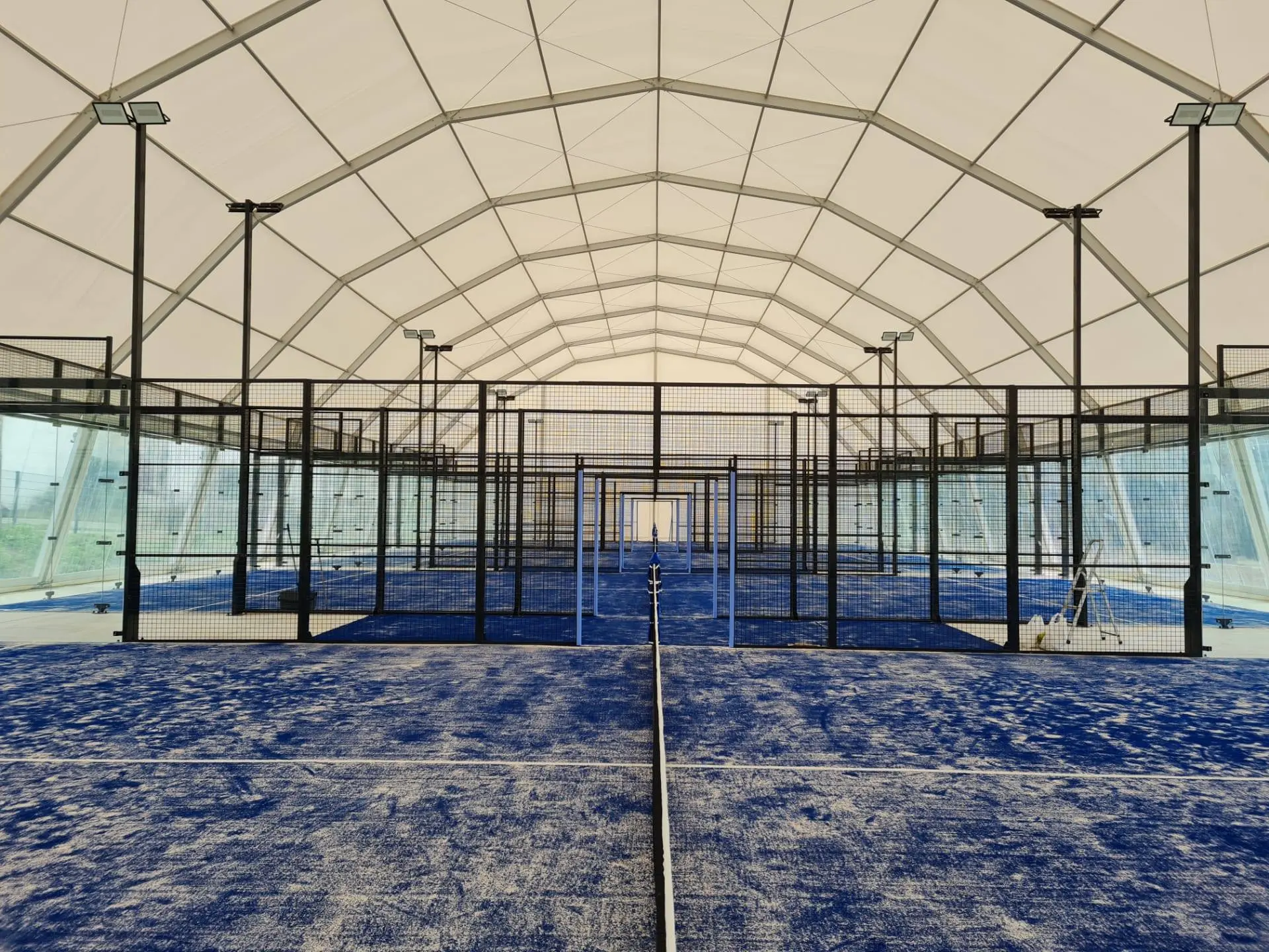 Campi da padel coperti all'interno di una struttura